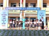 Học sinh lớp 1 của trường Tiểu học Long Tân và trường Tiểu học Long Hà A được tặng nón bảo hiểm.