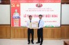 Đồng chí Trần Công Dũng, Trưởng phòng Kinh tế- Hạ tầng huyện Phú Riềng được trao huy hiệu 30 năm tuổi đảng.